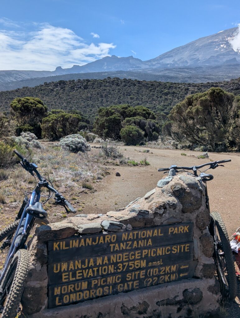 Mountainbiken-voet-Kilimanjaro