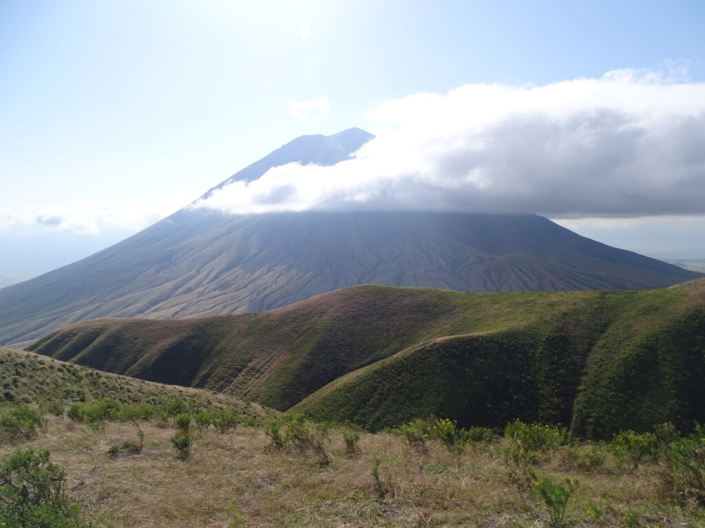 trektocht-tanzania-uitzicht-vulkaan-lengaai
